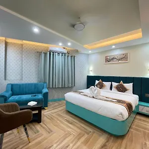 *** Hotel Banaras Palace India